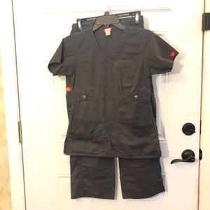 Dickies Women’s Scrub Set